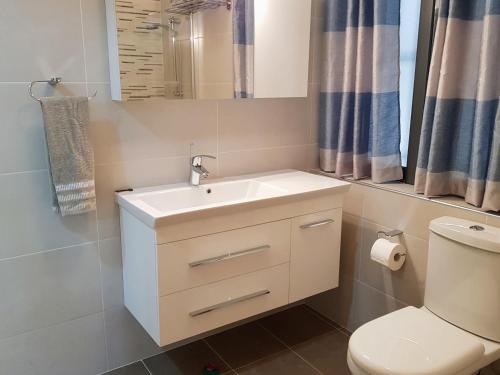 Koupelna v ubytování Charming apartment-wifi-sleeps 5