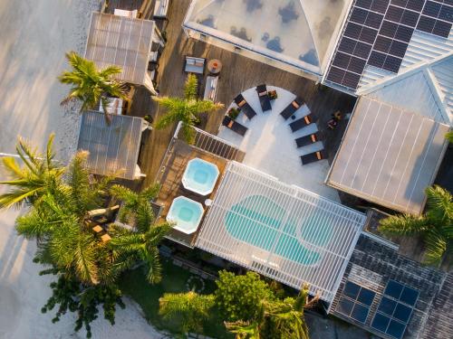 uma vista sobre um resort com palmeiras e uma piscina em Pousada dos Sonhos em Florianópolis