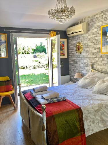 une chambre avec un grand lit et un lustre dans l'établissement « CARPE DIEM », à Aix-en-Provence