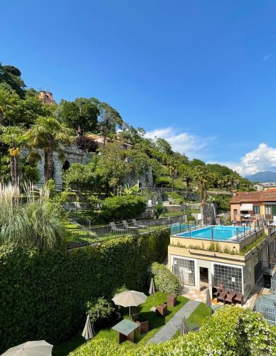 an aerial view of a house with a swimming pool at Hotel Bazzoni in Tremezzo