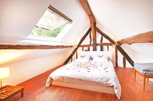 1 dormitorio con cama y ventana en Domaine de la Folicoeur, en Sainte-Colombe-près-Vernon