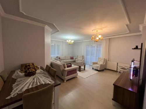 ein Wohnzimmer mit einem Sofa und einem Tisch in der Unterkunft Deniz manzaralı klimalı daire in Bostancı