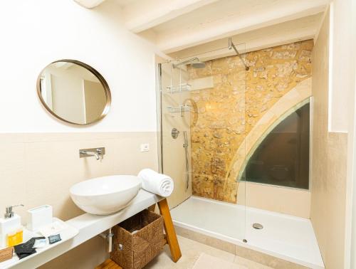La salle de bains est pourvue d'un lavabo et d'un miroir. dans l'établissement Ficupalas, à Syracuse