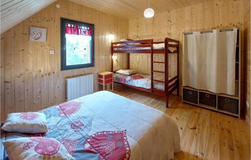sypialnia z 2 łóżkami piętrowymi i oknem w obiekcie Nice Home In Mont-dore With Wifi w mieście Mont-Dore