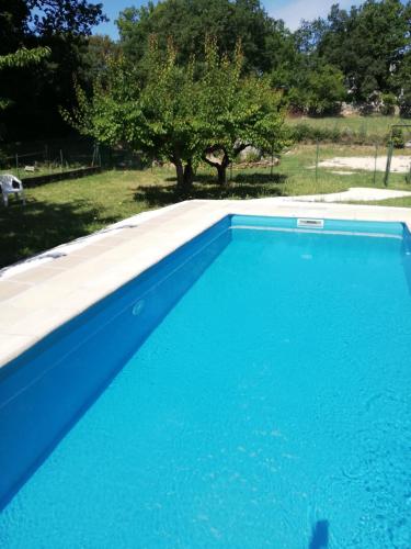 une grande piscine bleue dans une cour dans l'établissement Villa de campagne avec piscine privé proximité Ardèche, à Saint-Paulet-de-Caisson
