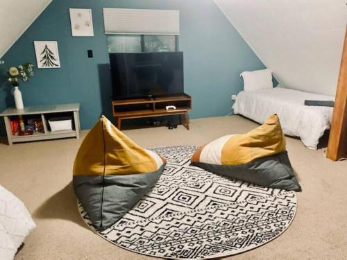 salon z 2 poduszkami na dywanie w obiekcie Chalet Retreat w/ Hot Tub, Short Walk to Lake & Pool w mieście Jim Thorpe