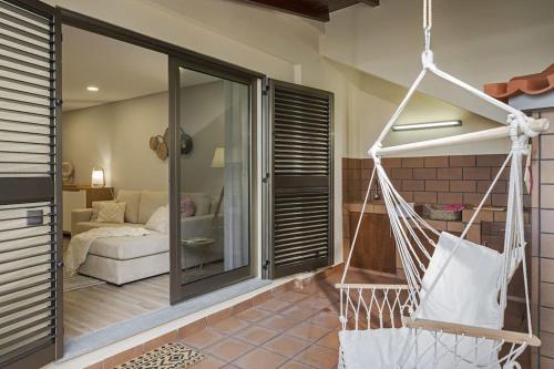 a hammock in a room with a bedroom at Casa das Raposinhas II in Funchal