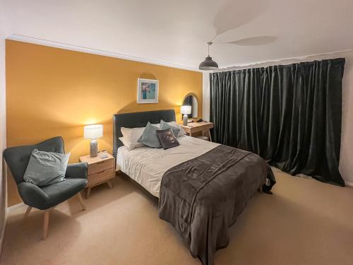 NewchurchにあるCockerwellのベッドルーム1室(ベッド1台、椅子、窓付)