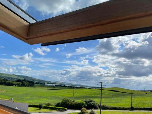 una ventana con vistas al campo desde una casa en Grianan view loft apartment, en Tieveborne