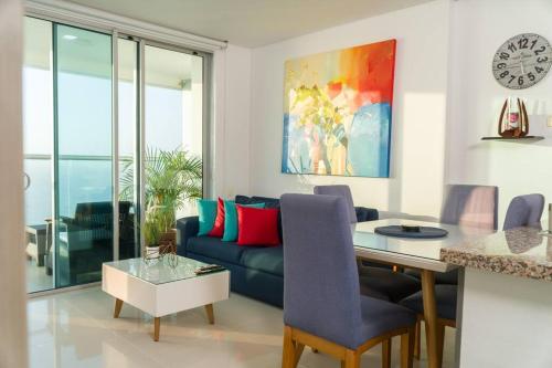 sala de estar con sofá azul y mesa en Apartamento 3404 Palmetto Beach Frente a la playa, en Cartagena de Indias
