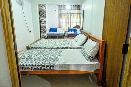 - une chambre avec 2 lits dans l'établissement Vindiw Holiday Resort, à Anurâdhapura