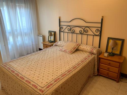 een slaapkamer met een bed, een dressoir en een spiegel bij piso en la playa in Noja