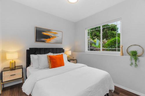 Un dormitorio blanco con una cama grande y una ventana en MEEPLE HOUSE, Cinema, Hot tub, Fiber Internet, Game Table, en Bothell