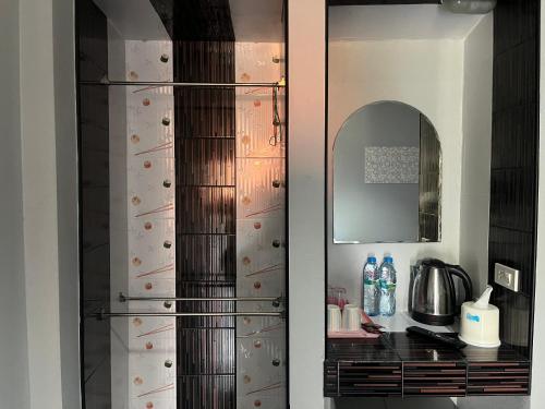 程逸府的住宿－J2 INN，厨房里带镜子的橱柜