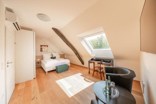 施瓦爾姆塔爾的住宿－Die LÜ - Lüttelforster Mühle，阁楼客厅配有沙发和钢琴