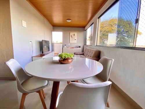 comedor con mesa blanca y sillas en 3 Quartos Com Vista Espetacular en Brasilia