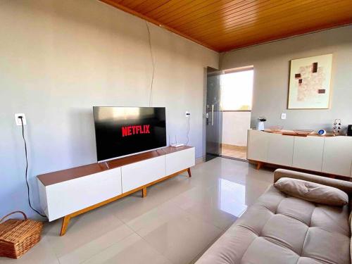 sala de estar con TV y sofá en 3 Quartos Com Vista Espetacular en Brasilia