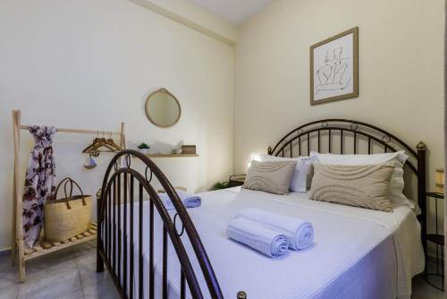 Un dormitorio con una cama con toallas azules. en Sofi's House Skopelos, en Panormos Skopelos