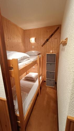 une chambre avec deux lits superposés dans l'établissement Appartement pied des pistes - Samoëns 1600, à Samoëns