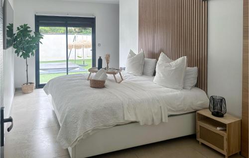 Ένα ή περισσότερα κρεβάτια σε δωμάτιο στο Gorgeous Home In Mornas With Private Swimming Pool, Can Be Inside Or Outside