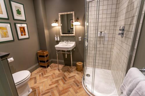 e bagno con doccia, servizi igienici e lavandino. di The Kirkstyle Inn & Sportsman Rest a Brampton