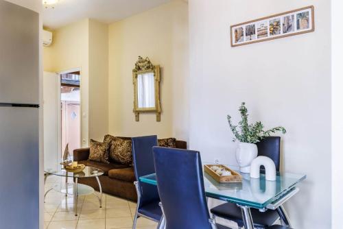sala de estar con mesa de cristal y sillas azules en Sofi's House Skopelos en Panormos Skopelos