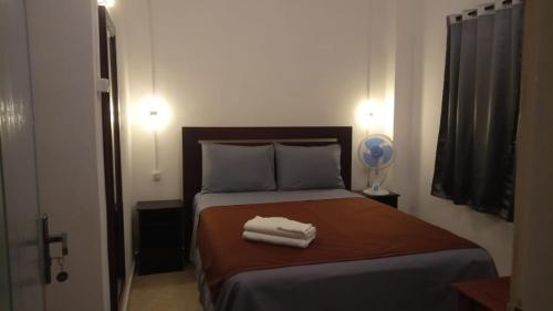 1 dormitorio con 1 cama con 2 toallas en Hotel Arda Bali en Negara