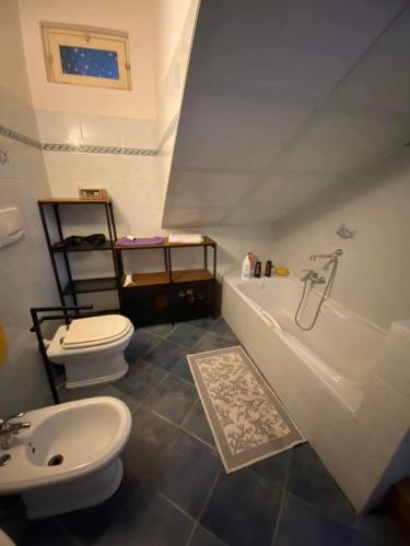 La salle de bains est pourvue de toilettes, d'une baignoire et d'un lavabo. dans l'établissement Dea Circe, à San Felice Circeo