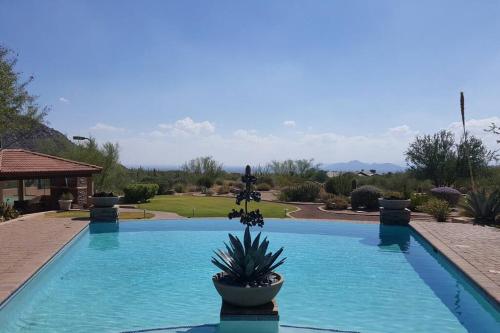 - une piscine avec une fontaine au milieu dans l'établissement Private Luxury Estate on 5 acres, à Scottsdale