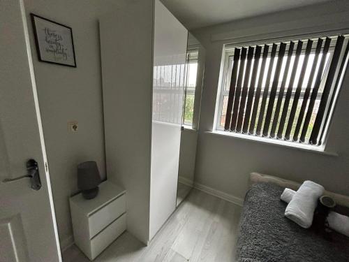 um quarto branco com uma cama e uma janela em Sunderland City Centre Modern 2 Bed Apartment em Sunderland