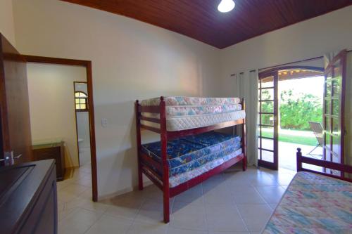 Tempat tidur susun dalam kamar di Chácara condomínio perto de SP
