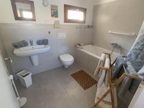 La salle de bains est pourvue d'un lavabo, de toilettes et d'une baignoire. dans l'établissement LA BOHÊME by K6 Conciergerie Villas, à Cassis
