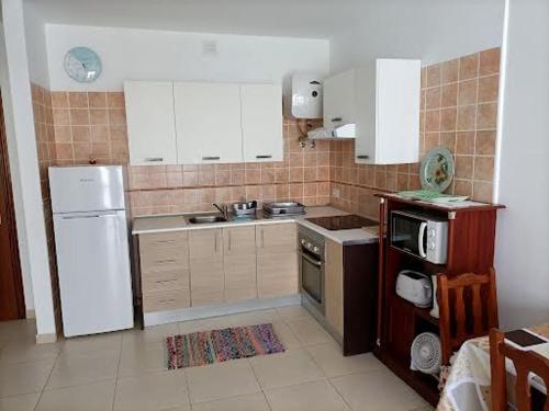 een keuken met een witte koelkast en een spoelbak bij Vivienda vistas bonitas in Calera