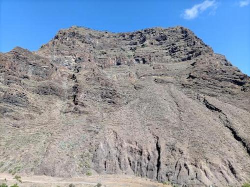 een grote rotsachtige berg met een blauwe lucht op de achtergrond bij Vivienda vistas bonitas in Calera