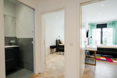 uma casa de banho com uma porta de vidro que leva a um quarto em SU-City/4 SZ/Küche/Zentral/Top Anbindung/ICE em Siegburg