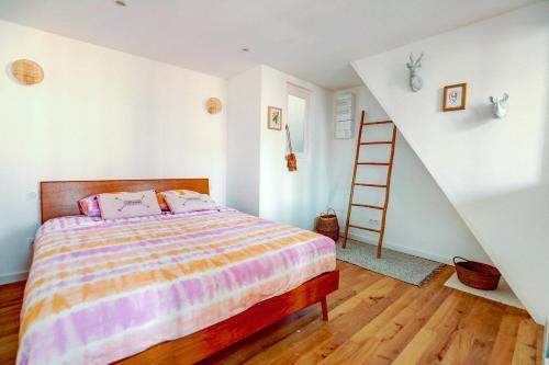 - une chambre avec un lit et une échelle dans l'établissement Appartement T3 en duplex, Marseille 7, à Marseille