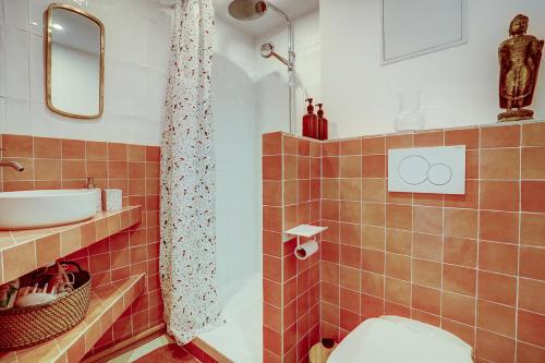 une salle de bain avec une douche, des toilettes et un lavabo dans l'établissement Appartement T3 en duplex, Marseille 7, à Marseille