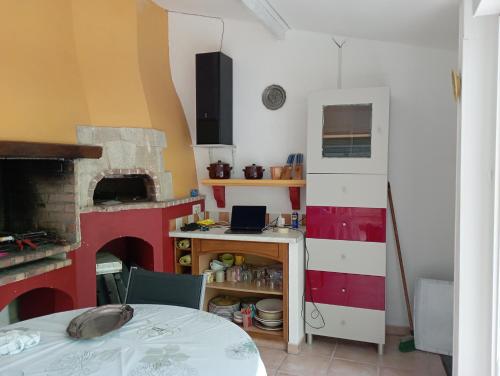 Il comprend une petite cuisine équipée d'une table et d'un four. dans l'établissement La Messine, à Cros