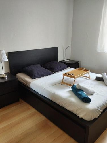 um quarto com uma cama com uma bandeja em Appartement Brest avec belles prestations em Brest
