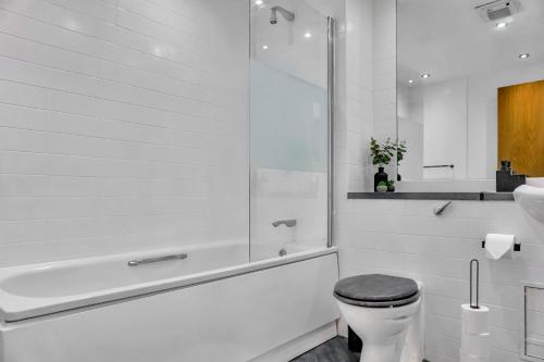 bagno bianco con servizi igienici e lavandino di Penthouse With City Skyline Views - Free Parking - Balcony - King Size Bed - Netflix a Birmingham
