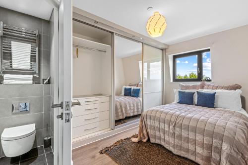 1 dormitorio con 1 cama y baño en 2 bed, 2 bath Gated Heathrow Lux Apartment, en West Drayton