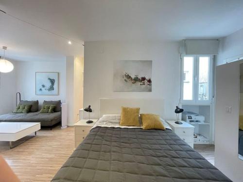 1 dormitorio con 1 cama grande y 1 sofá en Piso en pleno centro de Madrid, en Madrid
