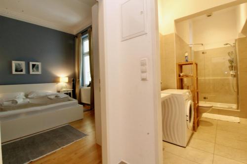 een badkamer met een bed en een douche in de kamer bij Classy Apartment in the Heart of Vienna in Wenen