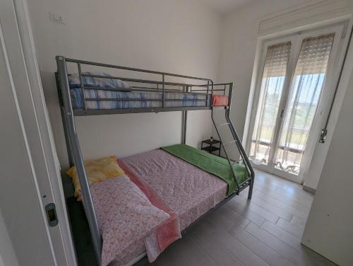 Holiday House في Villamagna: سرير بطابقين في غرفة مع سرير بطابقين
