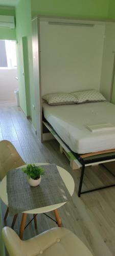Кровать или кровати в номере Cinema House Single & Double Rooms & Studio Apartments