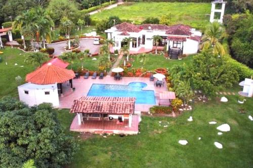 una vista aérea de una casa con piscina en ¡Vacaciones! en sopetran Antioquia en Sopetran