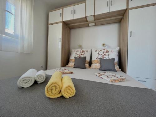 um quarto com uma cama com toalhas em Apartments Sea View em Rtina