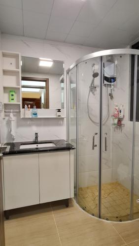 Un baño de 3Br Sky House BSD Apartment Brandnew and Cozy