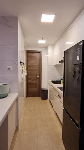 Una cocina o zona de cocina en 3Br Sky House BSD Apartment Brandnew and Cozy
