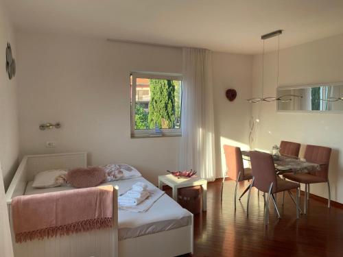 sypialnia z łóżkiem, stołem i krzesłami w obiekcie Apartment 'Amano' w mieście Selce